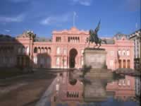 Plaza de Mayo de fondo el mounmento a Belgrano y la Casa Rosada