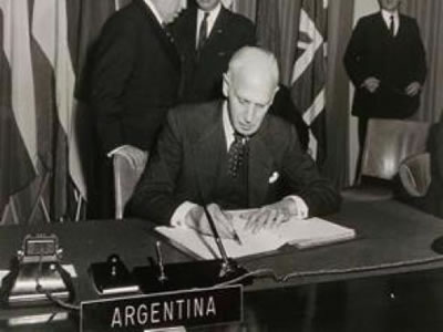 Adolfo Scilingo, representante de la delegación argentina firma el Tratado Antártico, Washington 1˚ de diciembre de 1959.