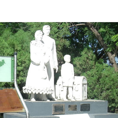 Monumento a la inmigración en la plaza Sarmiento en Las Breñas