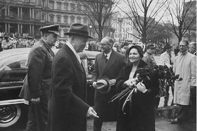 El presidente Dwight D. Eisenhower recibe al presidente de Argentina, Arturo Frondizi y su esposa.