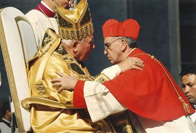 Jorge Bergoglio investido de cardenal ante el papa Juan Pablo II