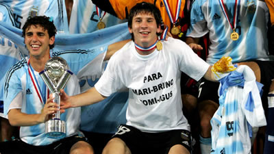 Lionel Messi con la copa festeja el triunfo de la XV edición de la Copa Mundial de Fútbol Sub-20,  en los Países Bajos