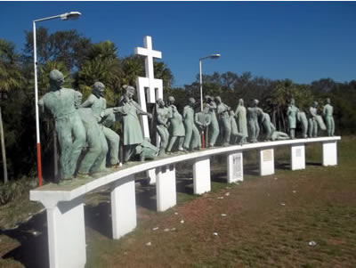 Monumento a los caídos de Margarita Belén, sobre la Ruta Nacional 11, a 15 kilómetros al norte de la localidad de Margarita Belén.