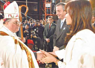 El obispo Juan Carlos Maccarone  saluda al presidente Néstor Kirchner y su esposa Cristina Fernadez luego de la ceremonia