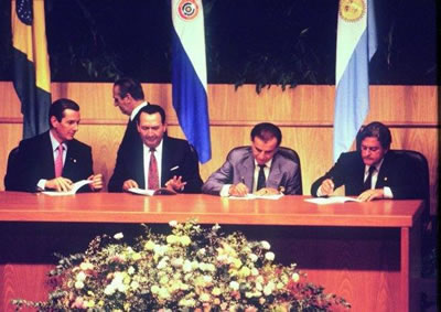 Firma del Tratado de Asunción que dio inicio al Mercosur
