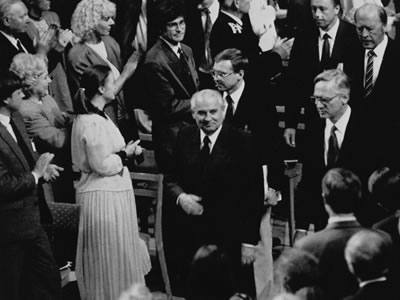 Mijail Gorbachov recibe el premio Nobel de la Paz 1990
