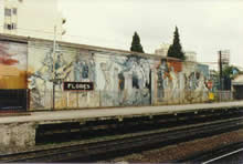 Estación de Tren con murales al fondo