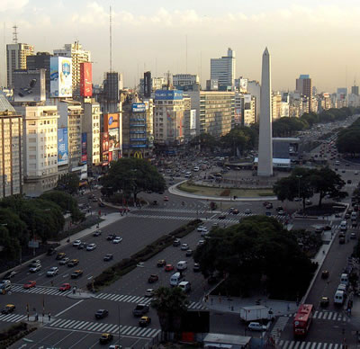 venida 9 de Julio, Plaza de la República y el Obelisco, tres símbolos de la arquitectura de Buenos Aires.