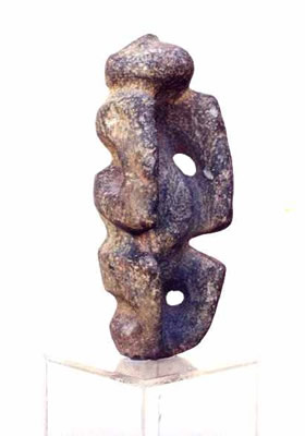Suplicante. Escultura de piedra labrada y pulida. Período prehispánico temprano. San Carlos, Salta.