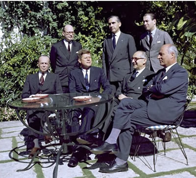 El presidente de Estados Unidos John F. Kennedy con el presidente Arturo Frondizi y otros el 24 de diciembre de 1961, ambos presidentes se reunieron en la casa de C. Michael Paul en Palm Beach, Florida
