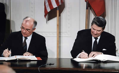 Ronald Reagan y Mijaíl Gorbachov durante la firma del Tratado sobre Fuerzas Nucleares de Rango Intermedio
