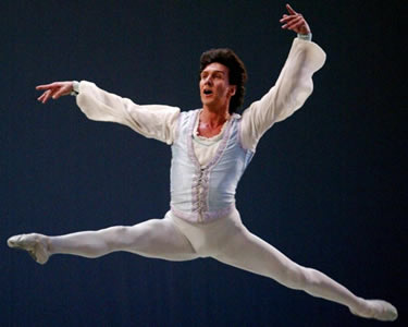 Julio Bocca es contratado por el American Ballet Theatre de Nueva York, por indicación de Mijail Baryshnikov, e inicia su carrera internacional.