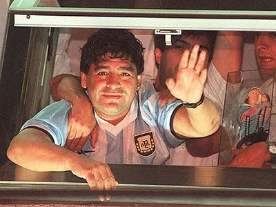 Diego Maradona saluda a sus fan en Buenos Aires, días después de su internación en Punta del Este.