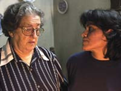 Hebe de Bonafini con su hija Alejandra, quien fue golpeada y amenazada en el 2001.