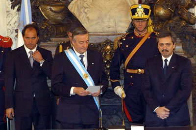 Néstor Kirchner toma el juramento a Alberto Fernández que se desempeñaría como jefe de gabinete en todo su gobierno