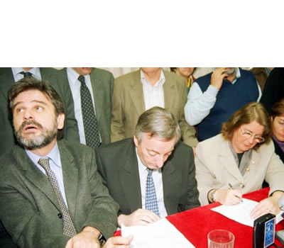 Néstor Kirchner firma junto a Marta Maffei el acuerdo en Entre Ríos