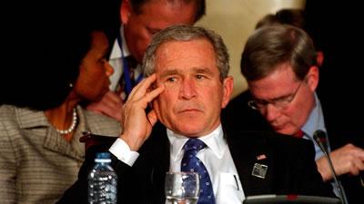 George W. Bush, escucha alguna de las intervenciones en la Cumbre Iberoamericana de Mar del Plata
