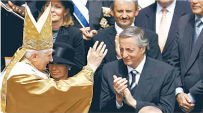 Kirchner y su esposa, la senadora Cristina Fernández son bendecidos por el papa Benedicto XVI