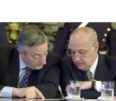 Néstor Kirchner junto a su entonces ministro de Economía, Roberto Lavagna, el 23 de agosto de 2004.