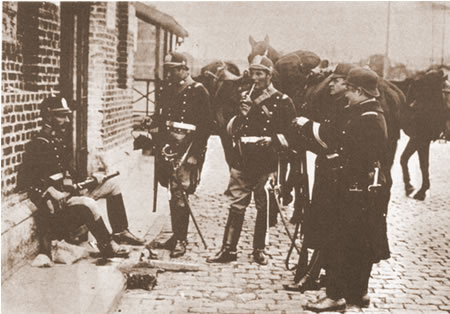 Policía montada de custodia en el puerto de Buenos Aires durante el movimiento de enero de 1919. (Archivo General de la Nación.)